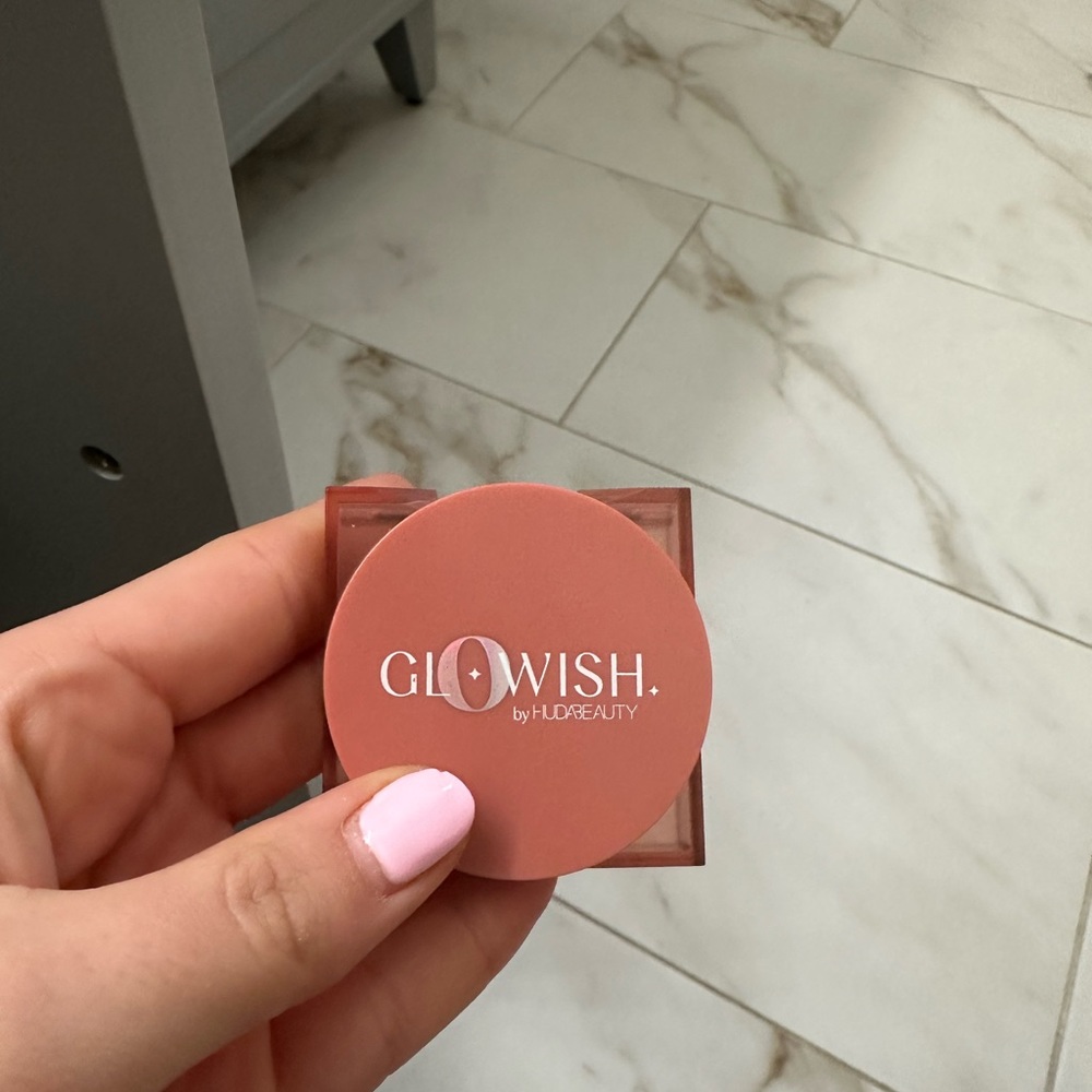 HUDA BEAUTY
GloWish Cheeky Vegan Soft Glow Powder Blush